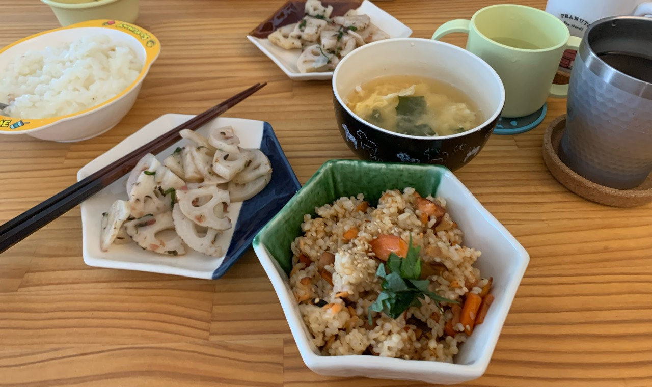 鮭の混ぜご飯、レンコンのサラダ、だし卵スープを並べた食卓